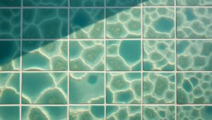 Éliminer les algues moutarde sur le sol carrelé de sa piscine